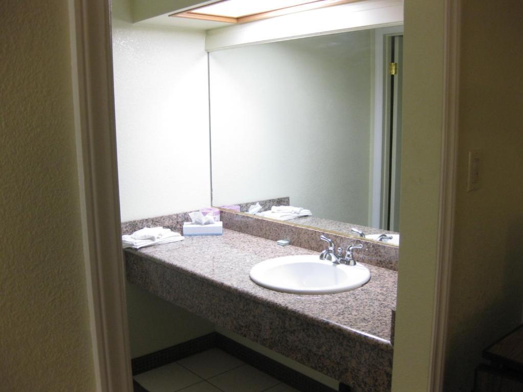 Desert Inn Motel บาร์สโตว์ ห้อง รูปภาพ